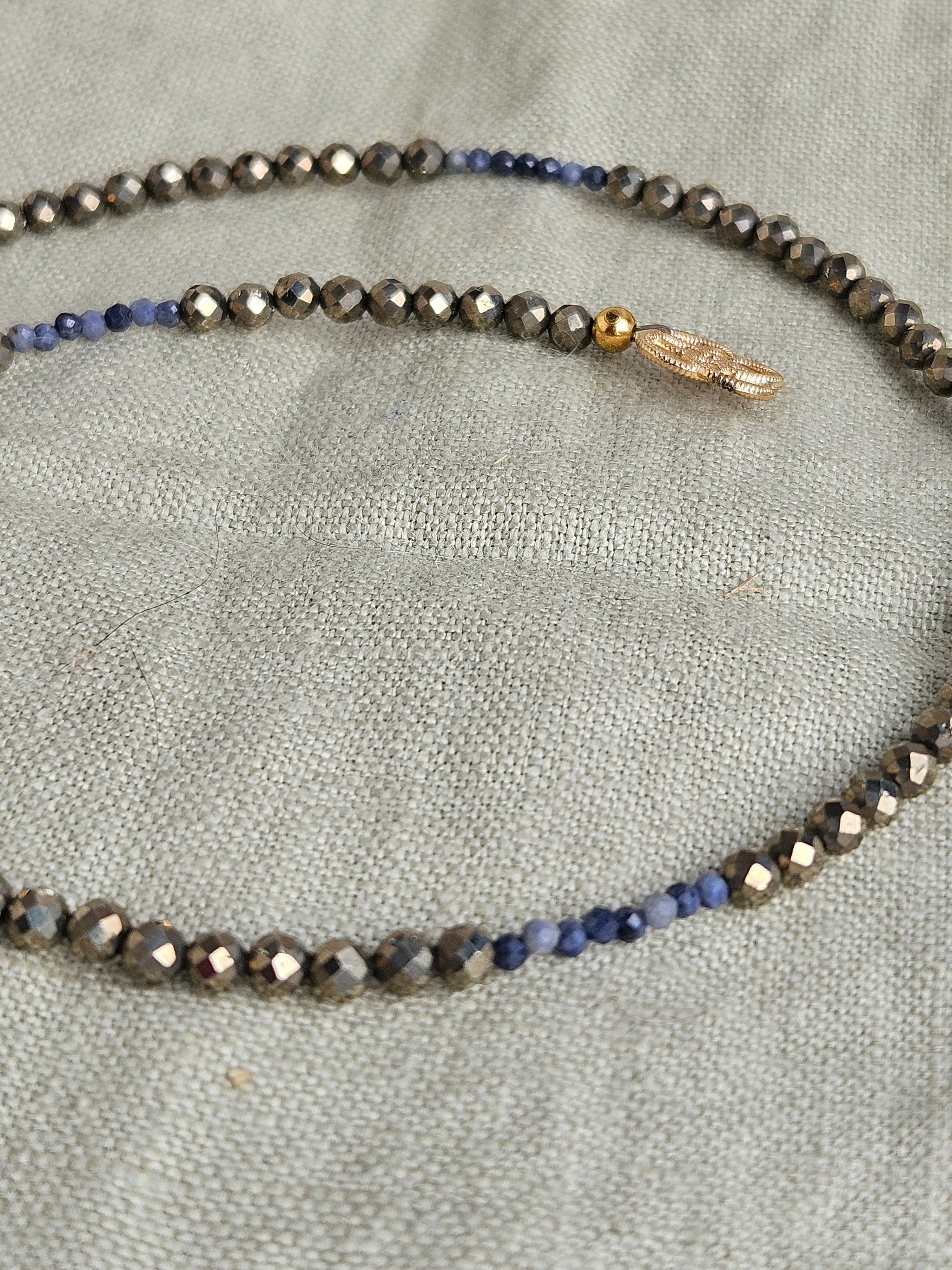 Pirita si safir albastru