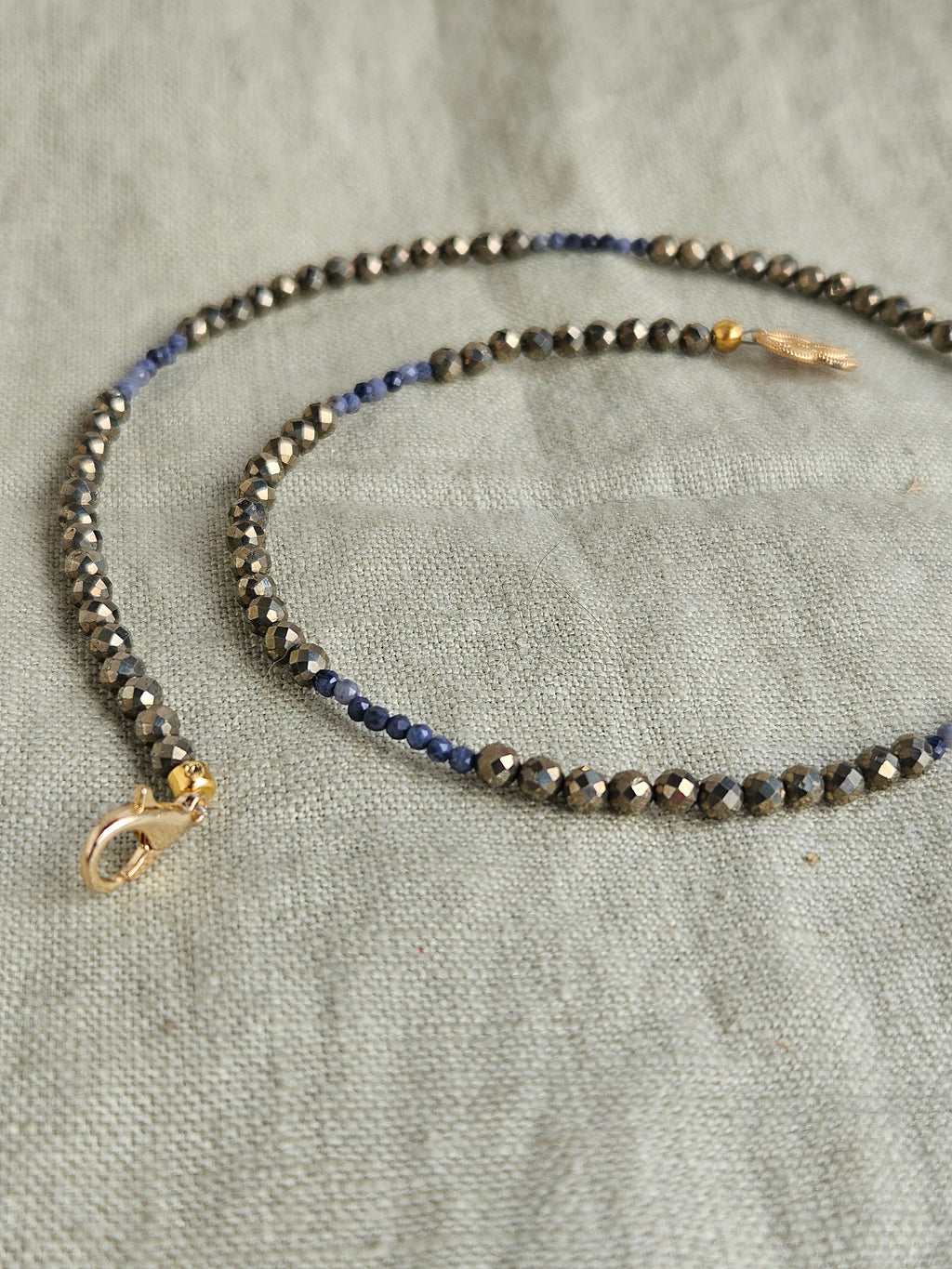 Pirita si safir albastru