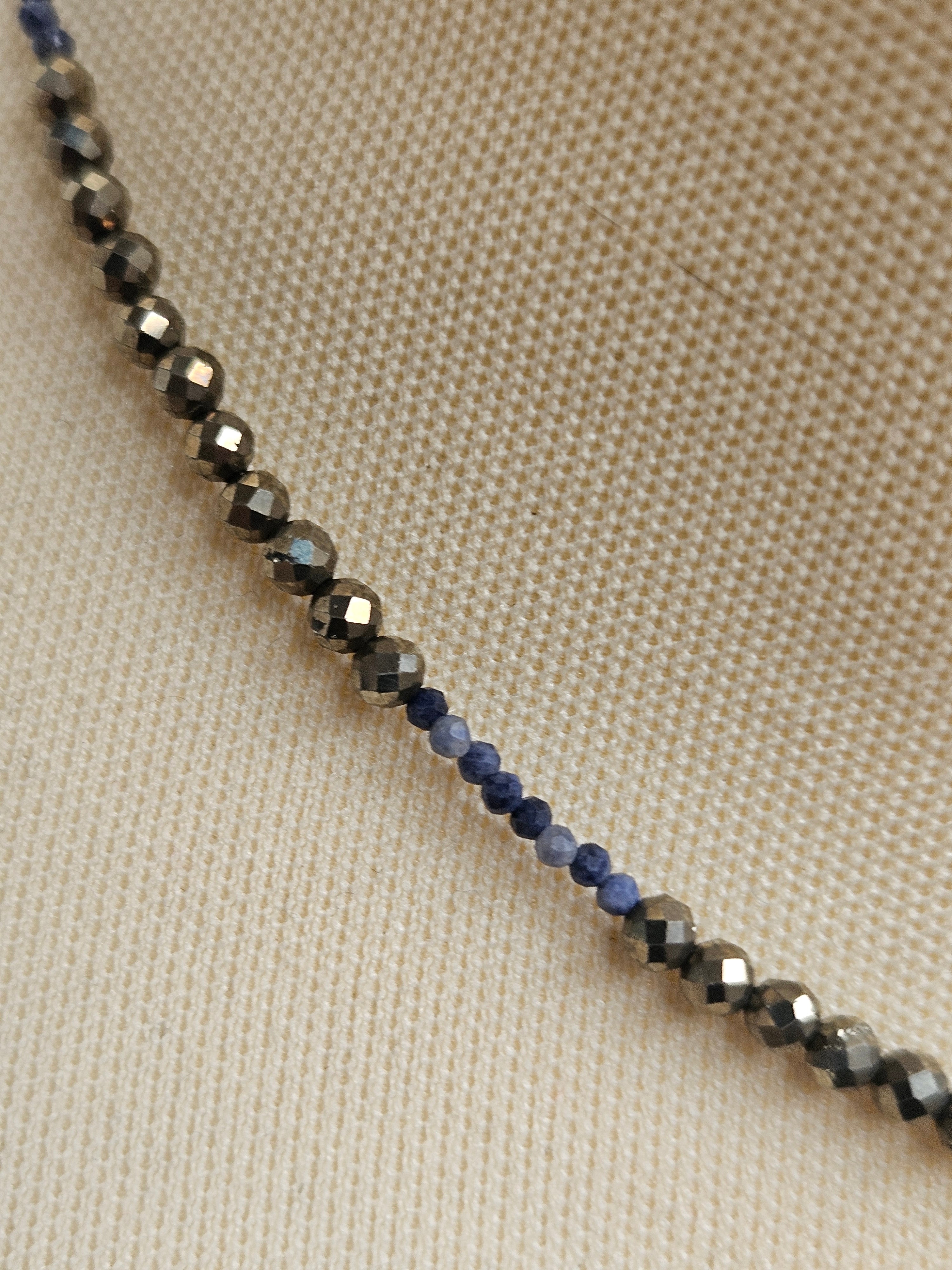 Pirita si safir albastru