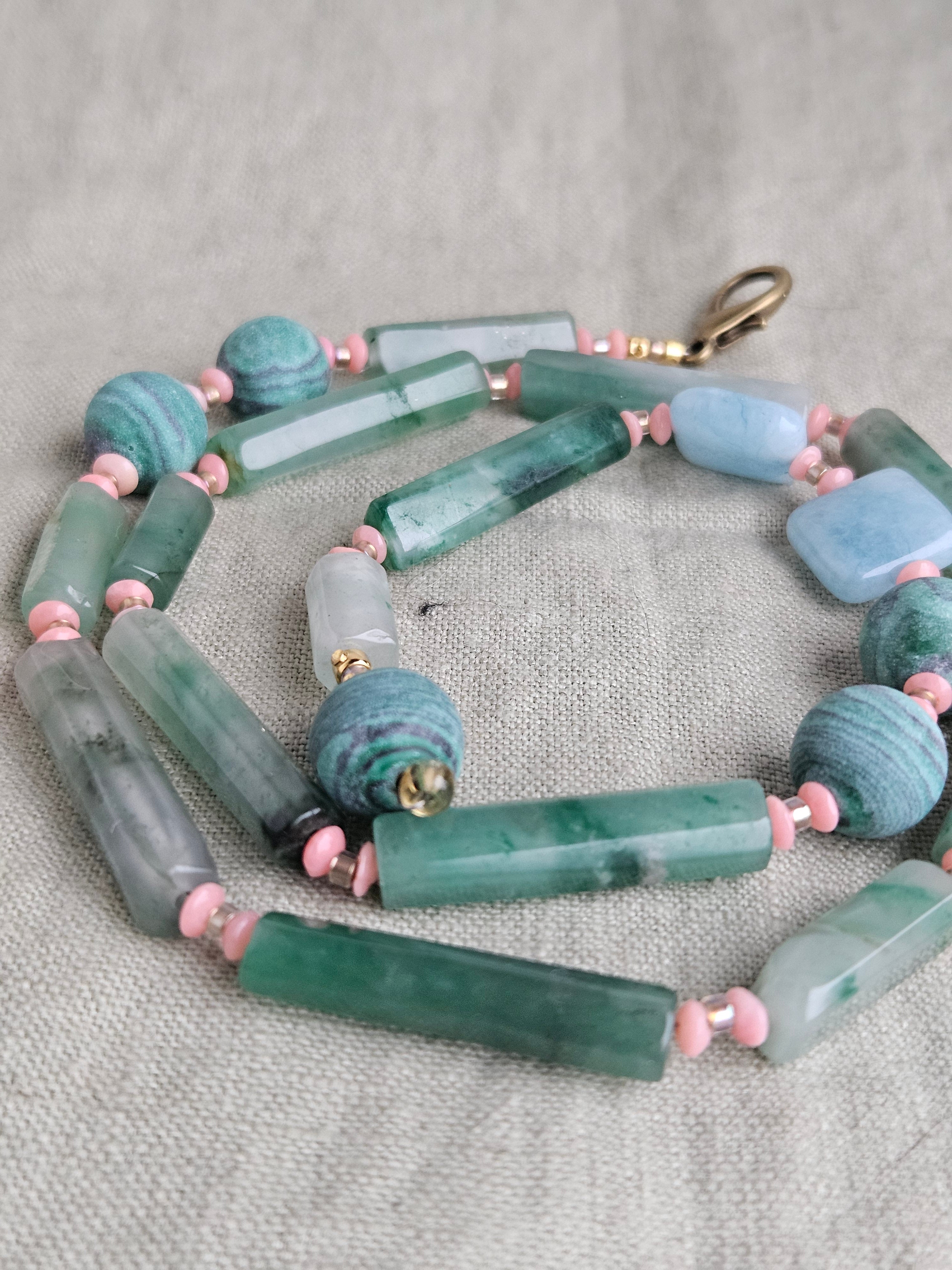 Aventurin, coral, malachit si angelit