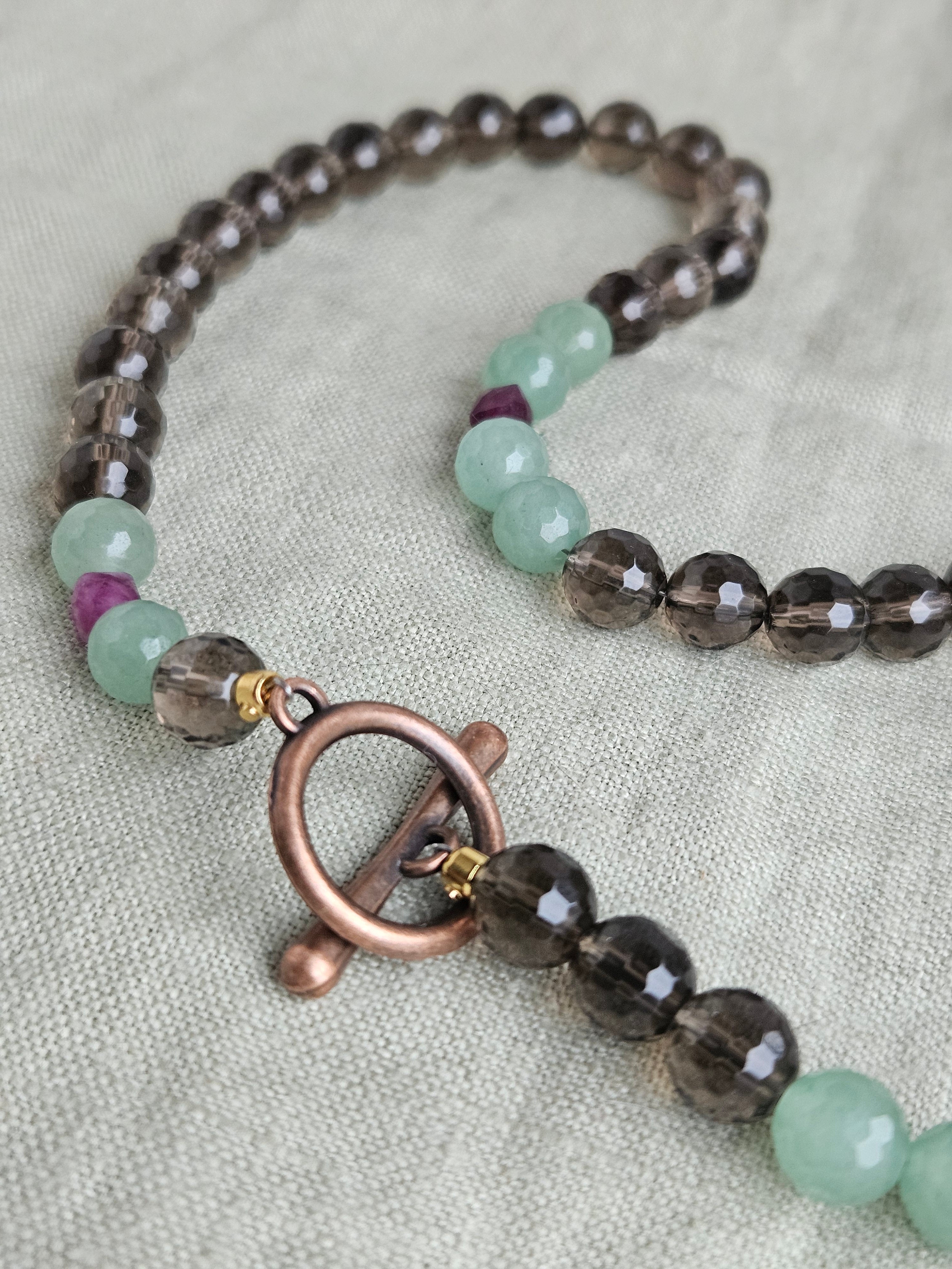 Cuart fumuriu, aventurin si jad