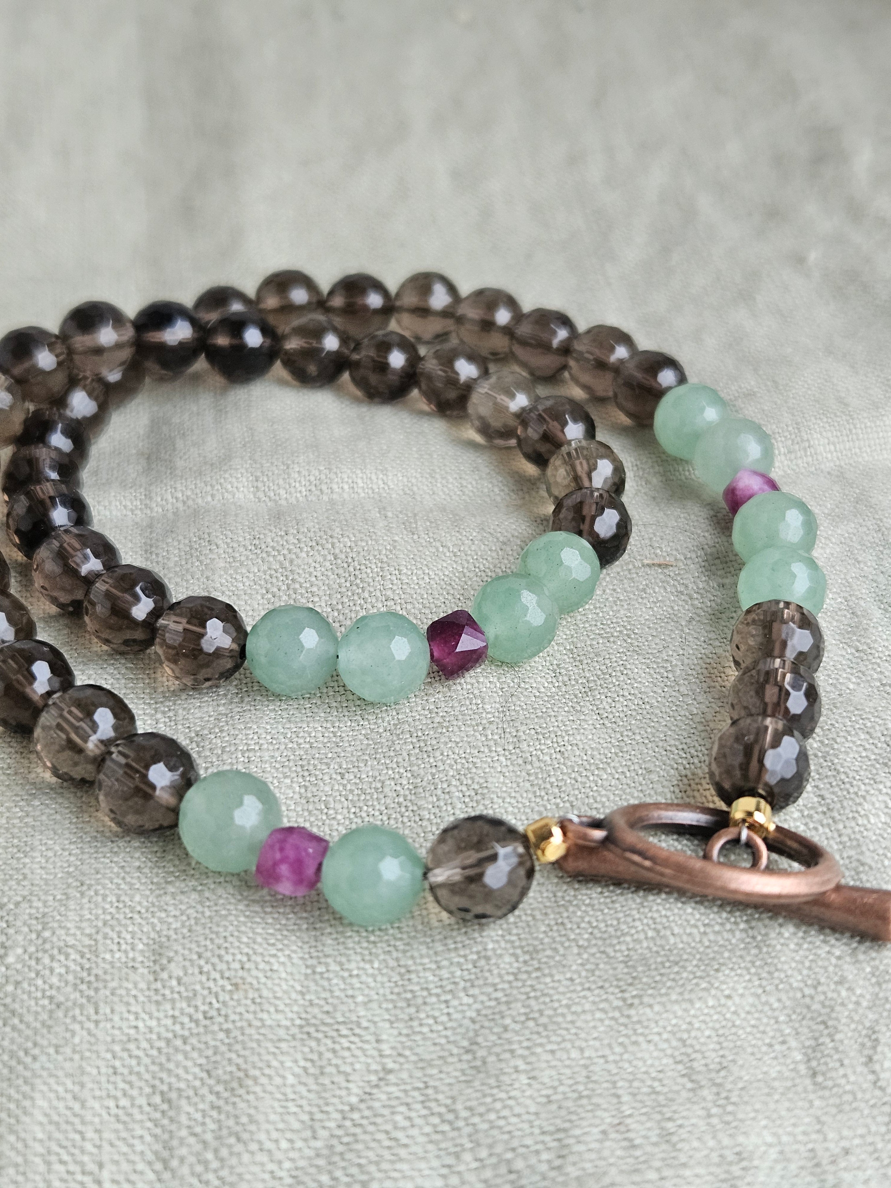 Cuart fumuriu, aventurin si jad