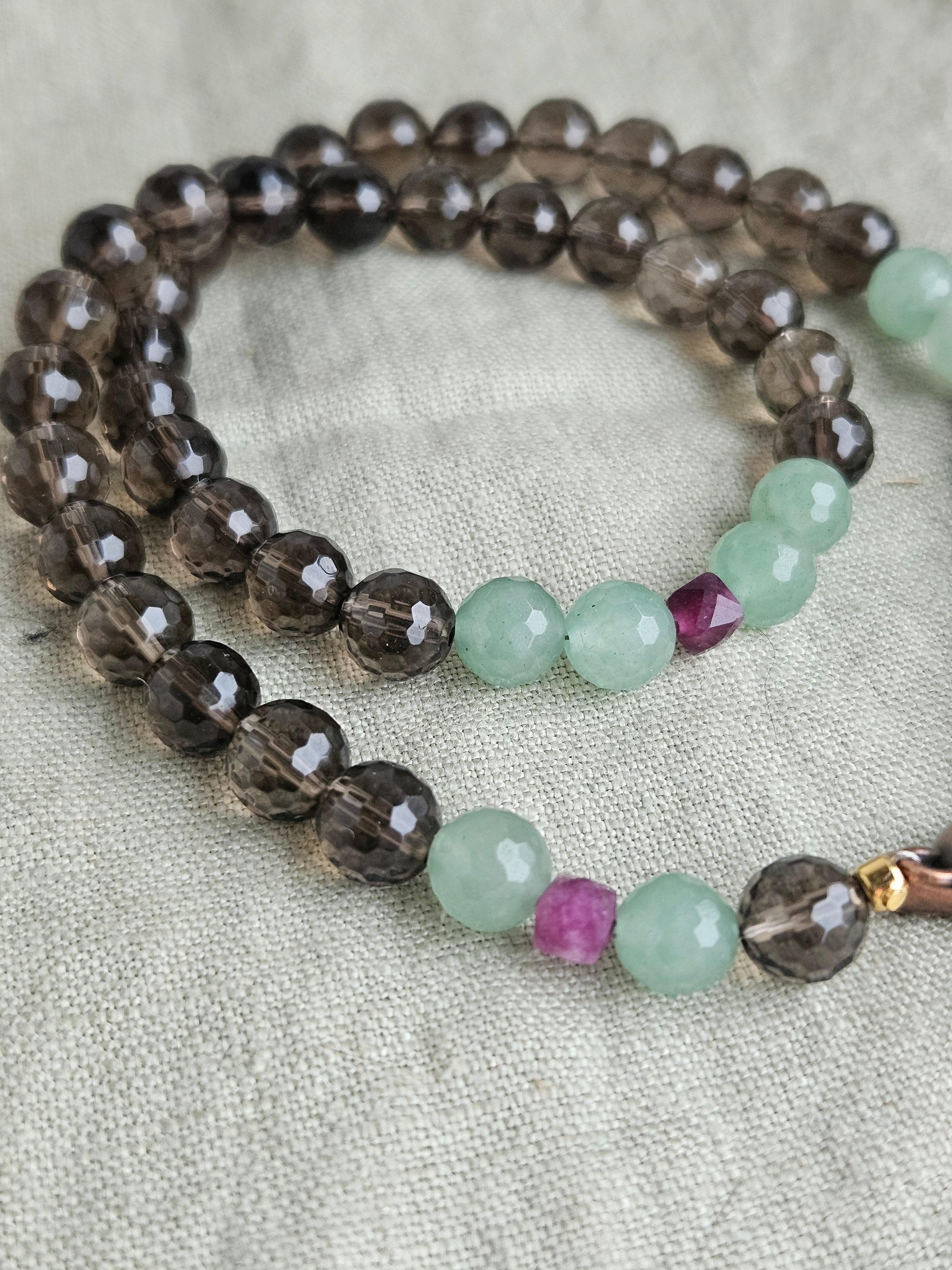 Cuart fumuriu, aventurin si jad