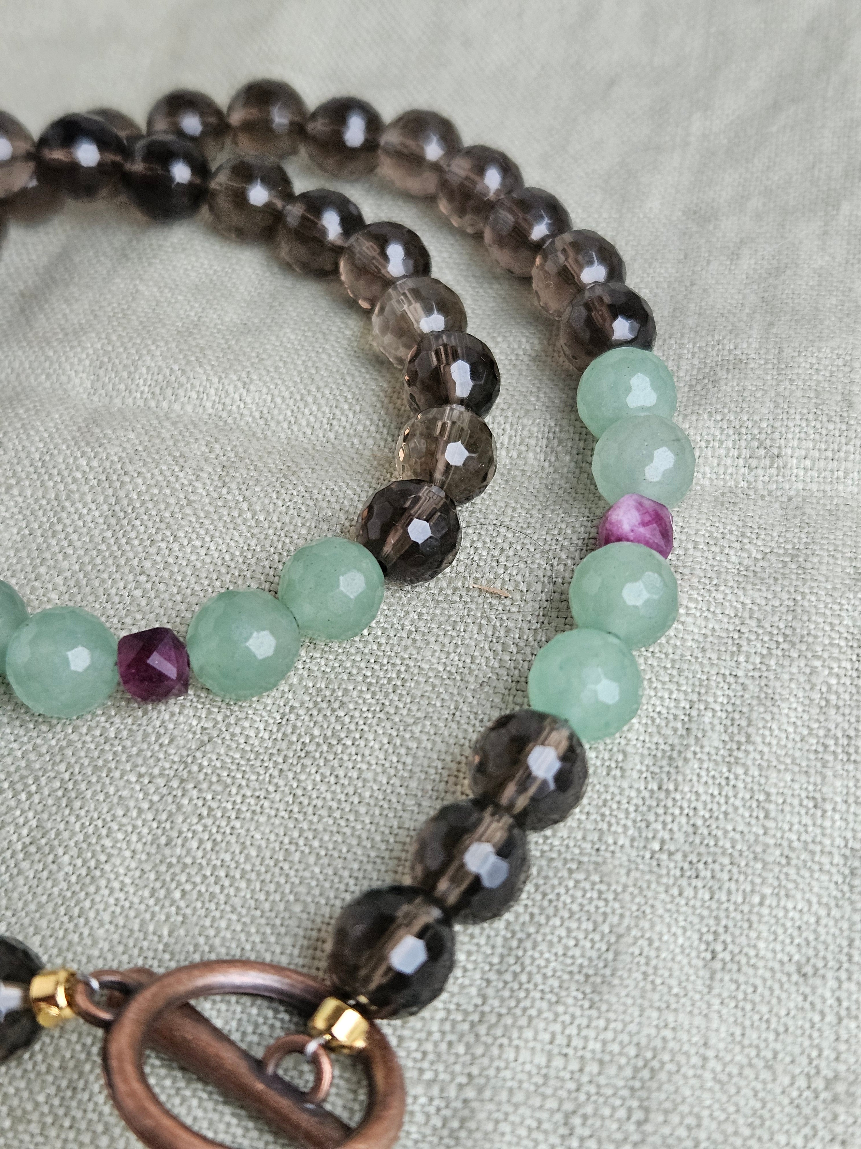 Cuart fumuriu, aventurin si jad