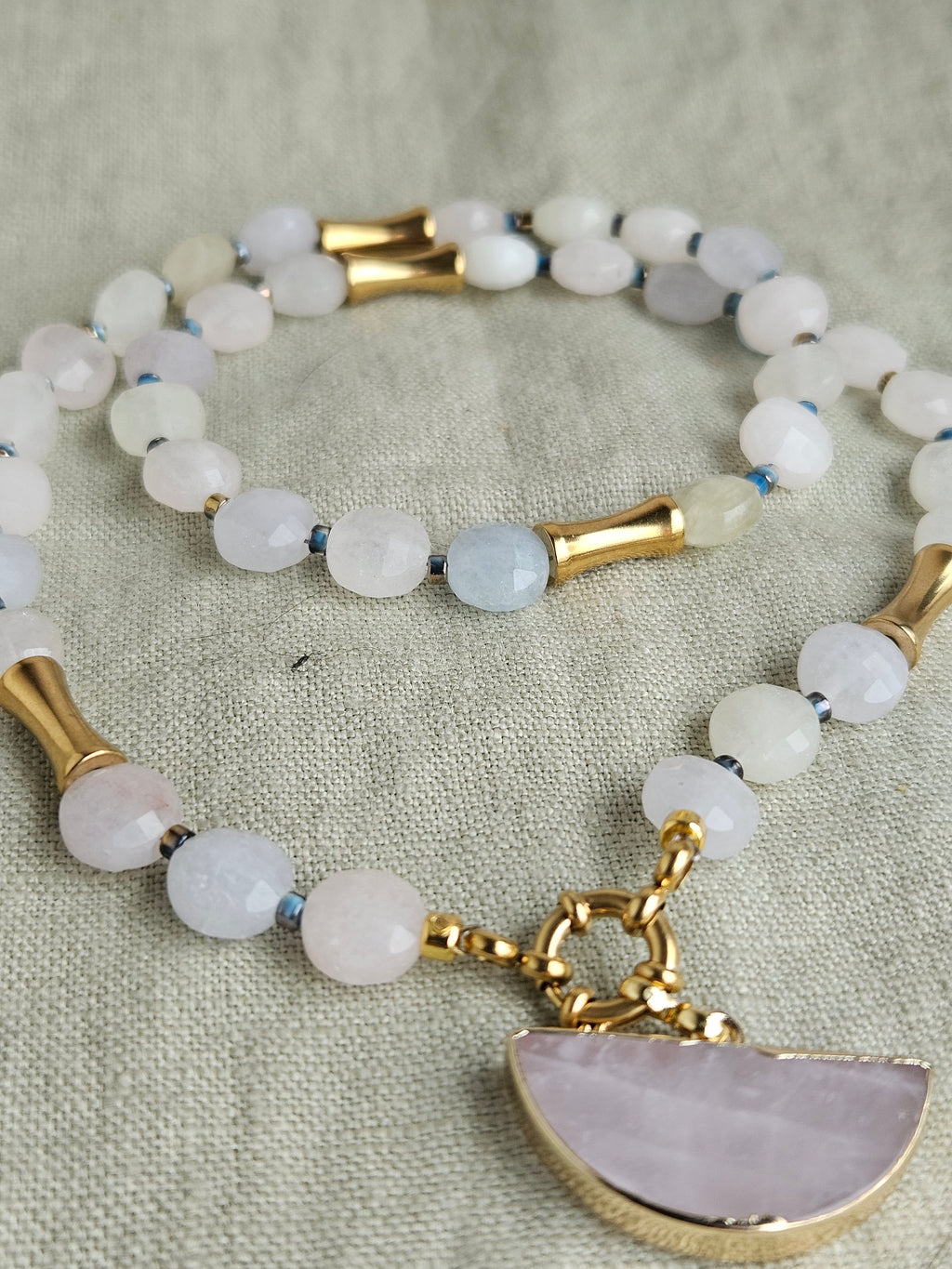 Morganit si cuart roz