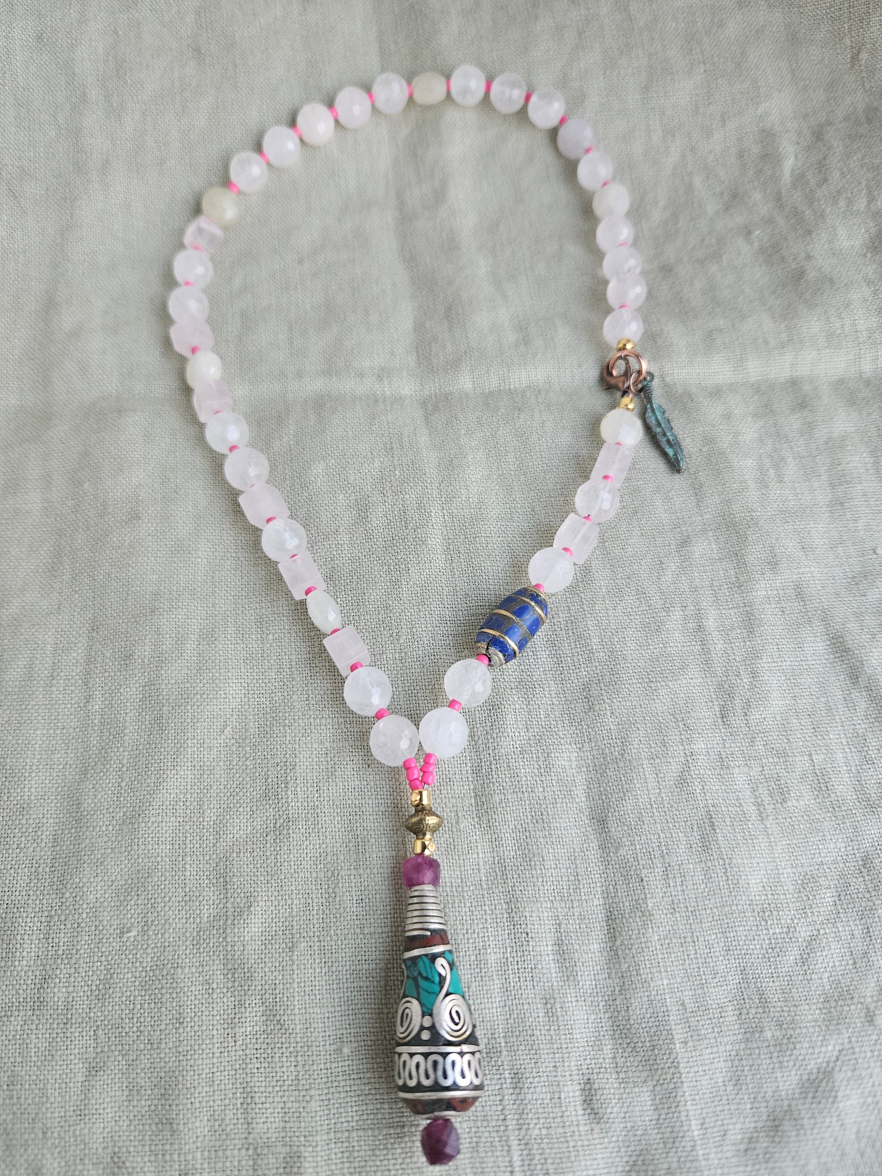 Cuart roz, morganit si lapis lazuli