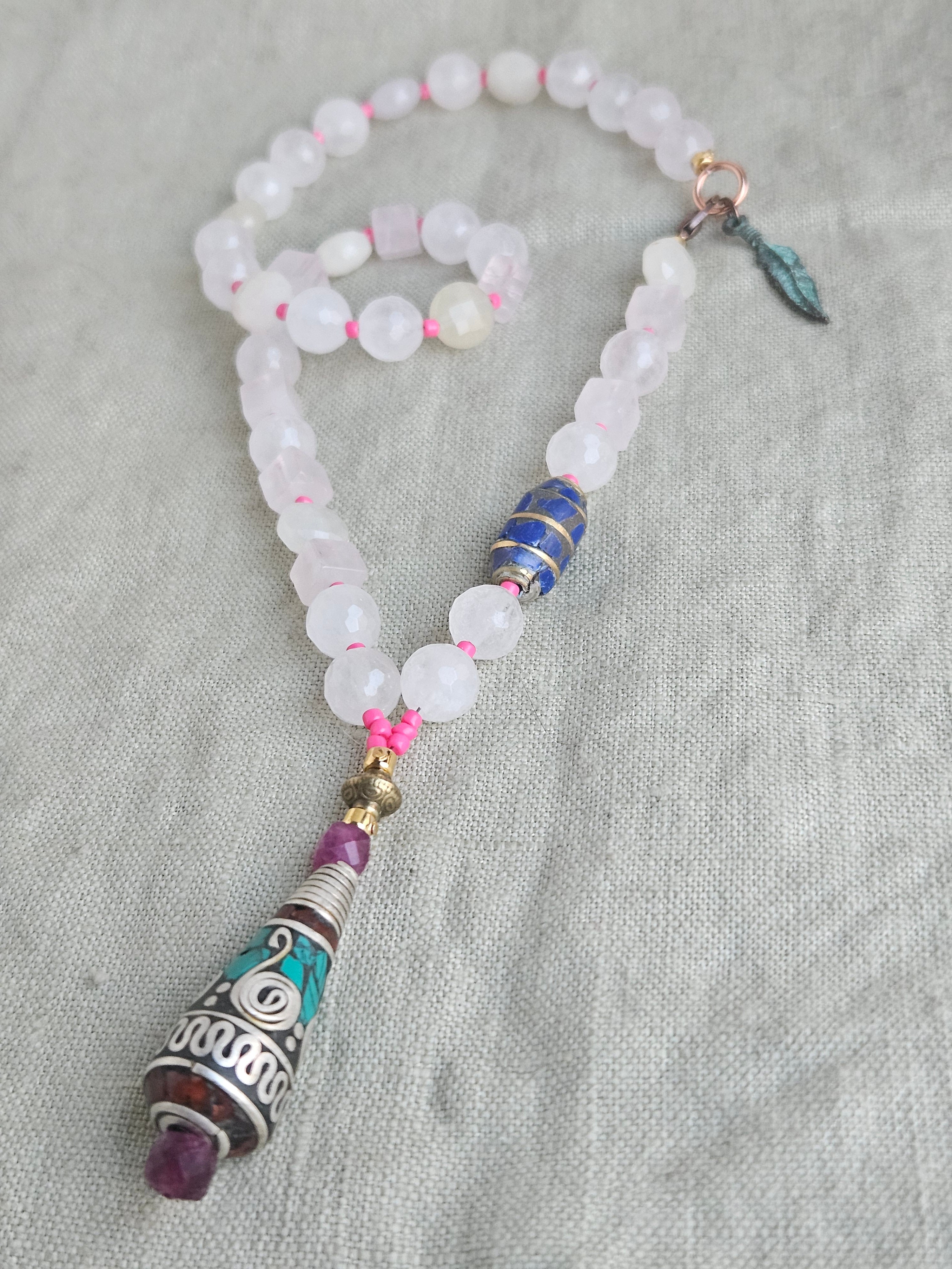 Cuart roz, morganit si lapis lazuli