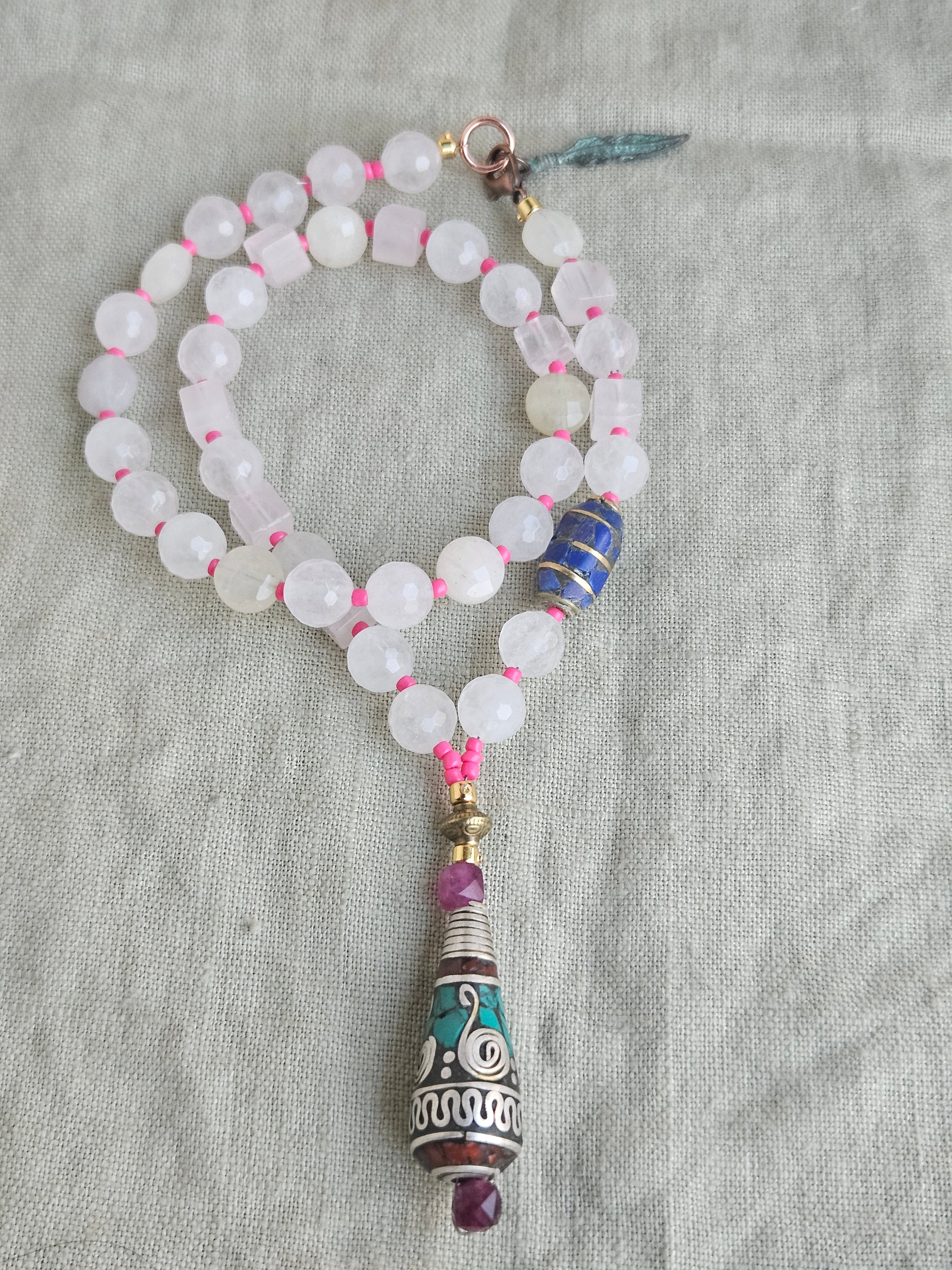 Cuart roz, morganit si lapis lazuli