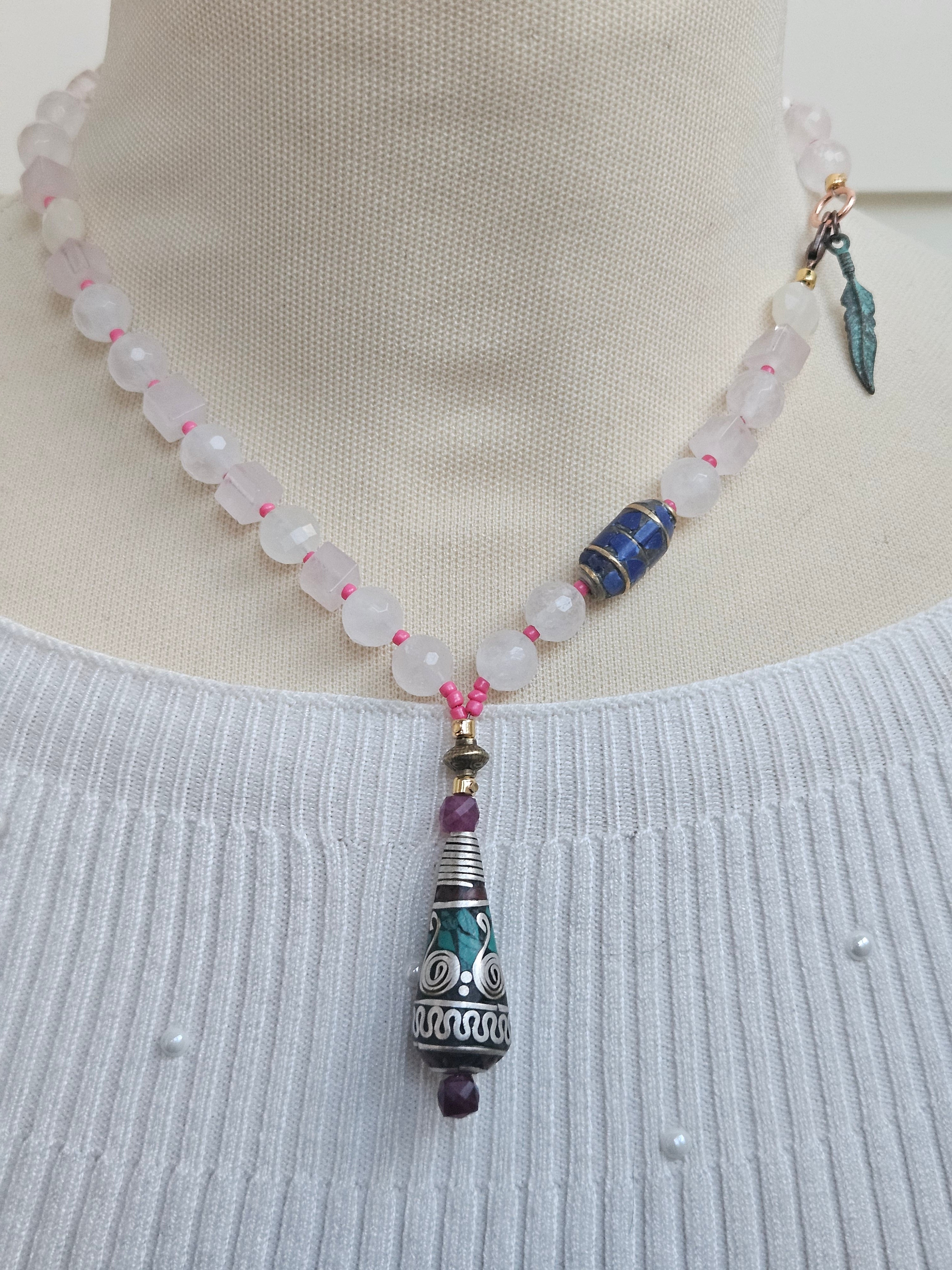 Cuart roz, morganit si lapis lazuli