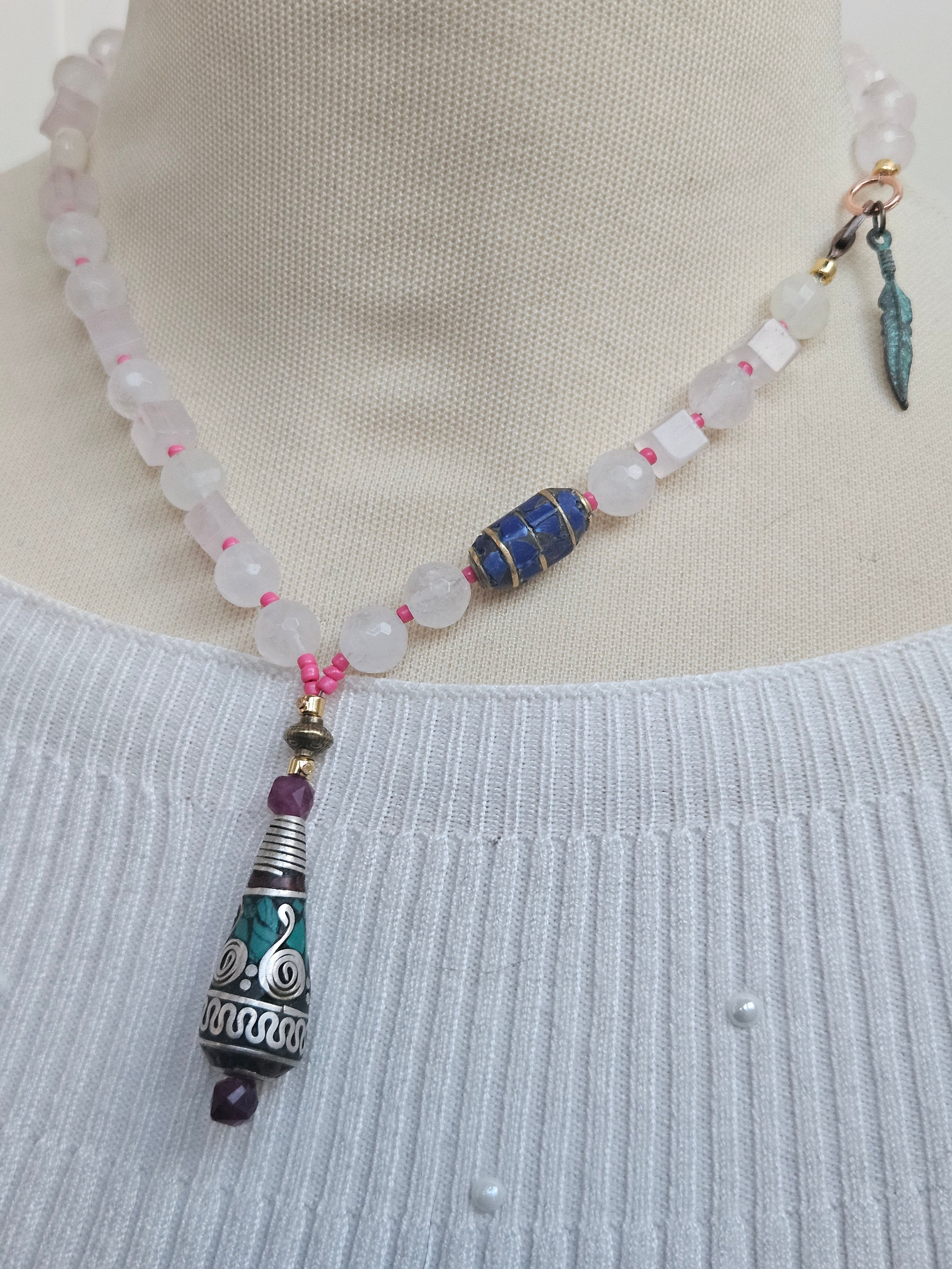 Cuart roz, morganit si lapis lazuli