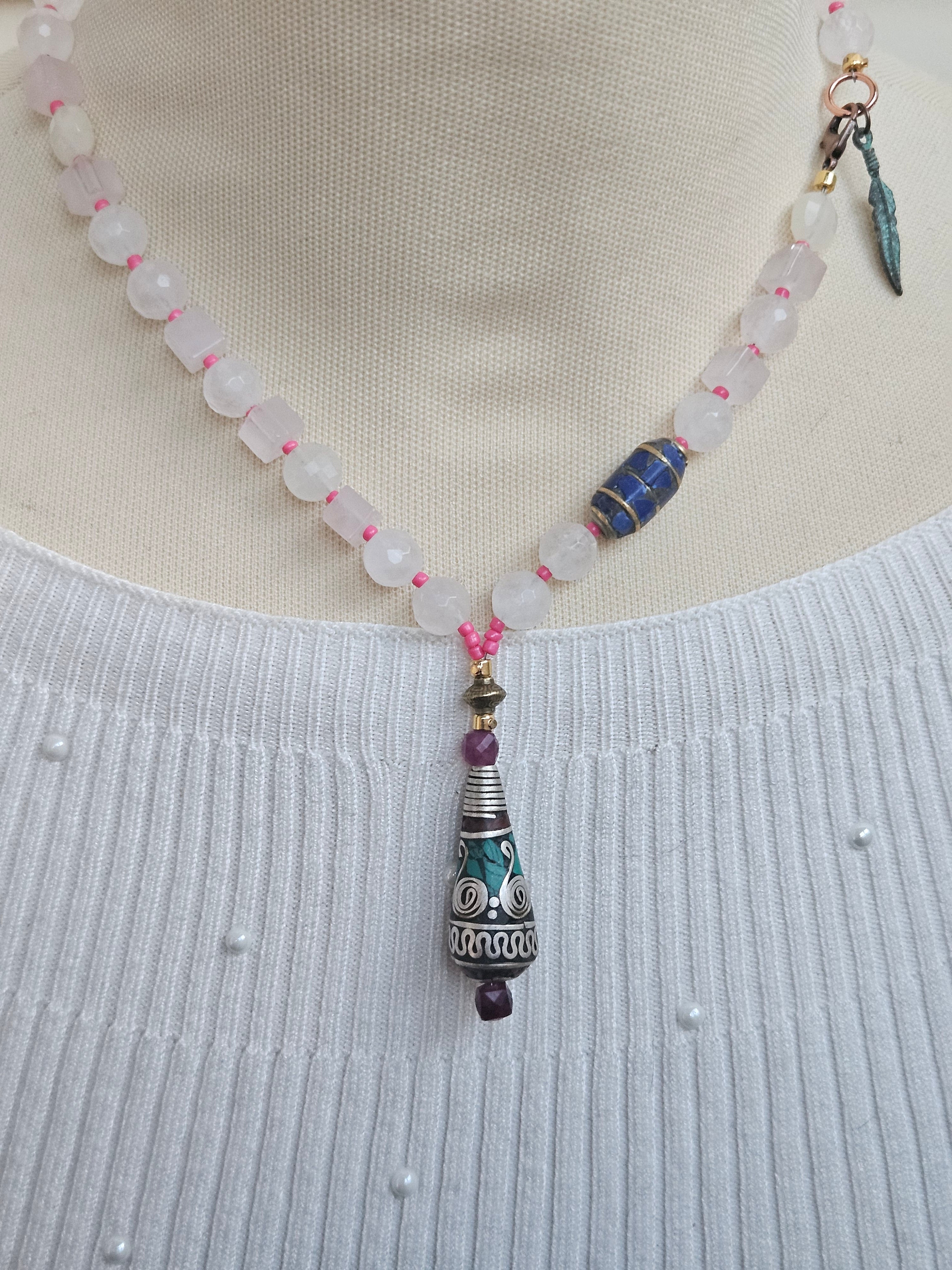 Cuart roz, morganit si lapis lazuli