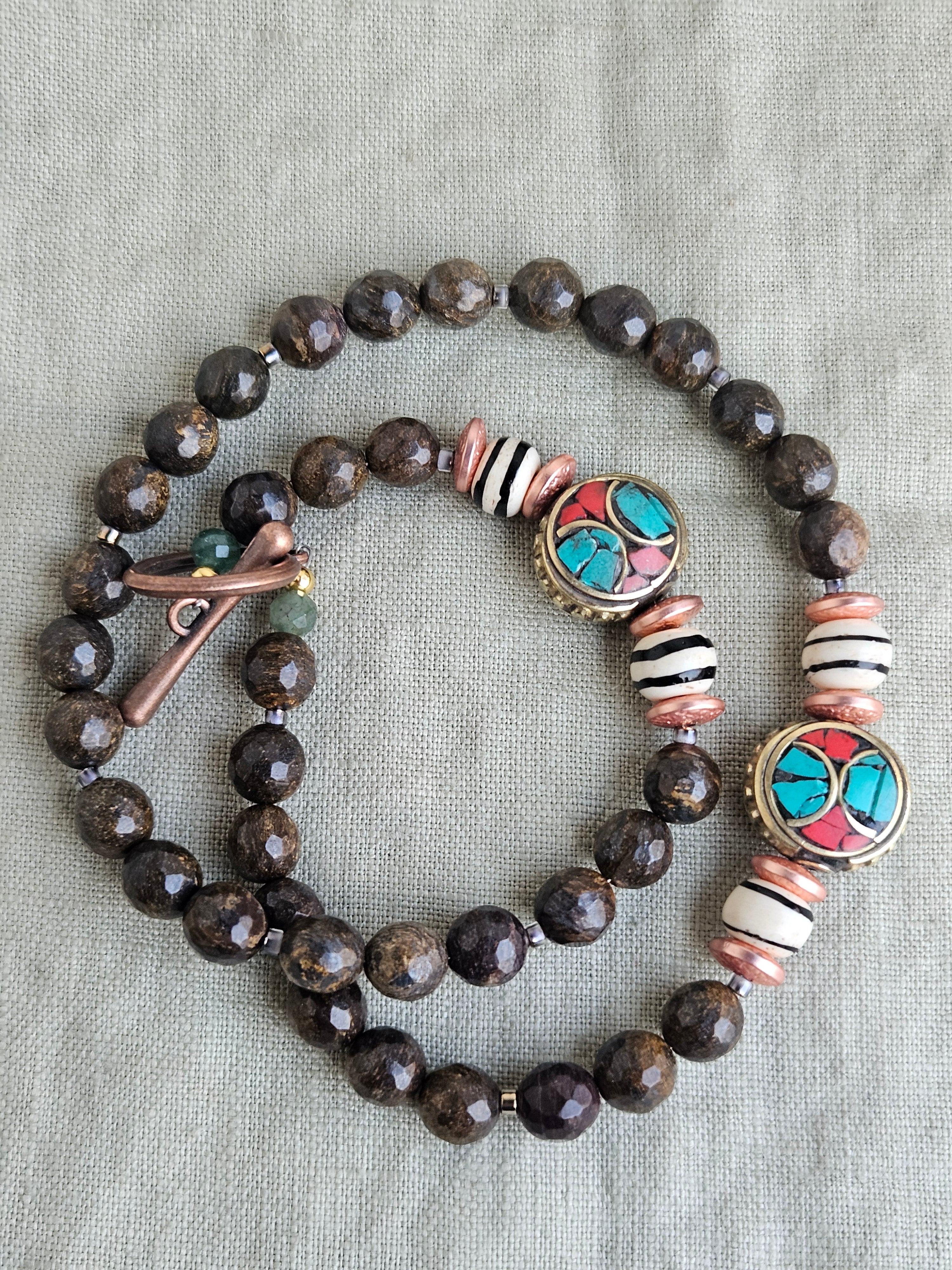 Bronzit cu detalii tibetane