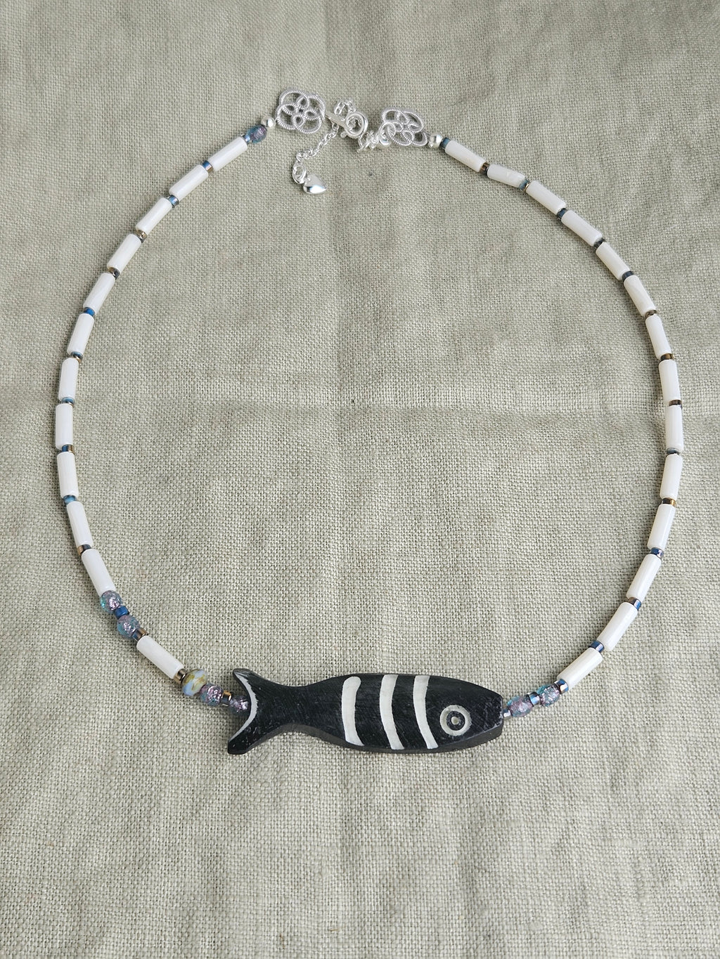 Coral alb si detaliu din os