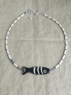 Coral alb si detaliu din os