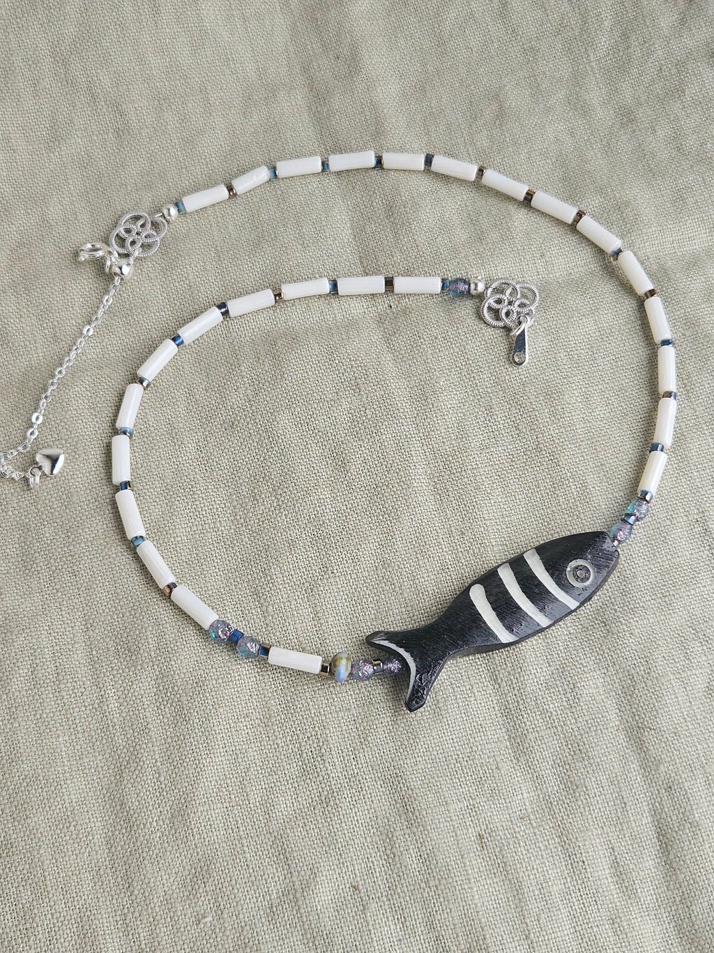 Coral alb si detaliu din os