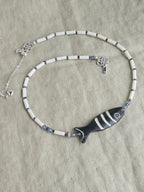 Coral alb si detaliu din os