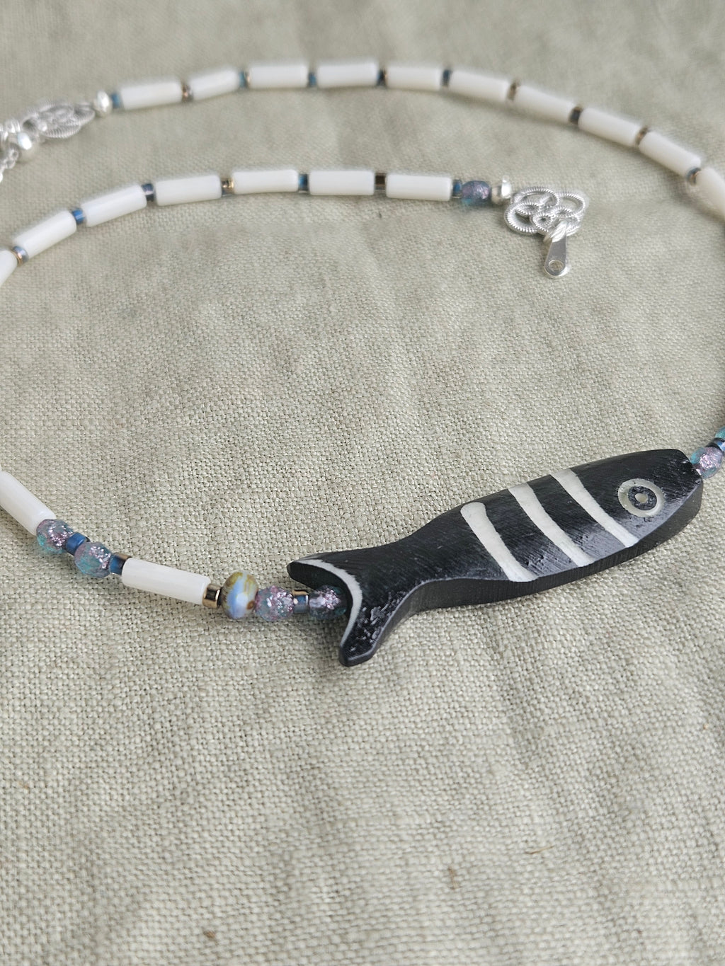 Coral alb si detaliu din os