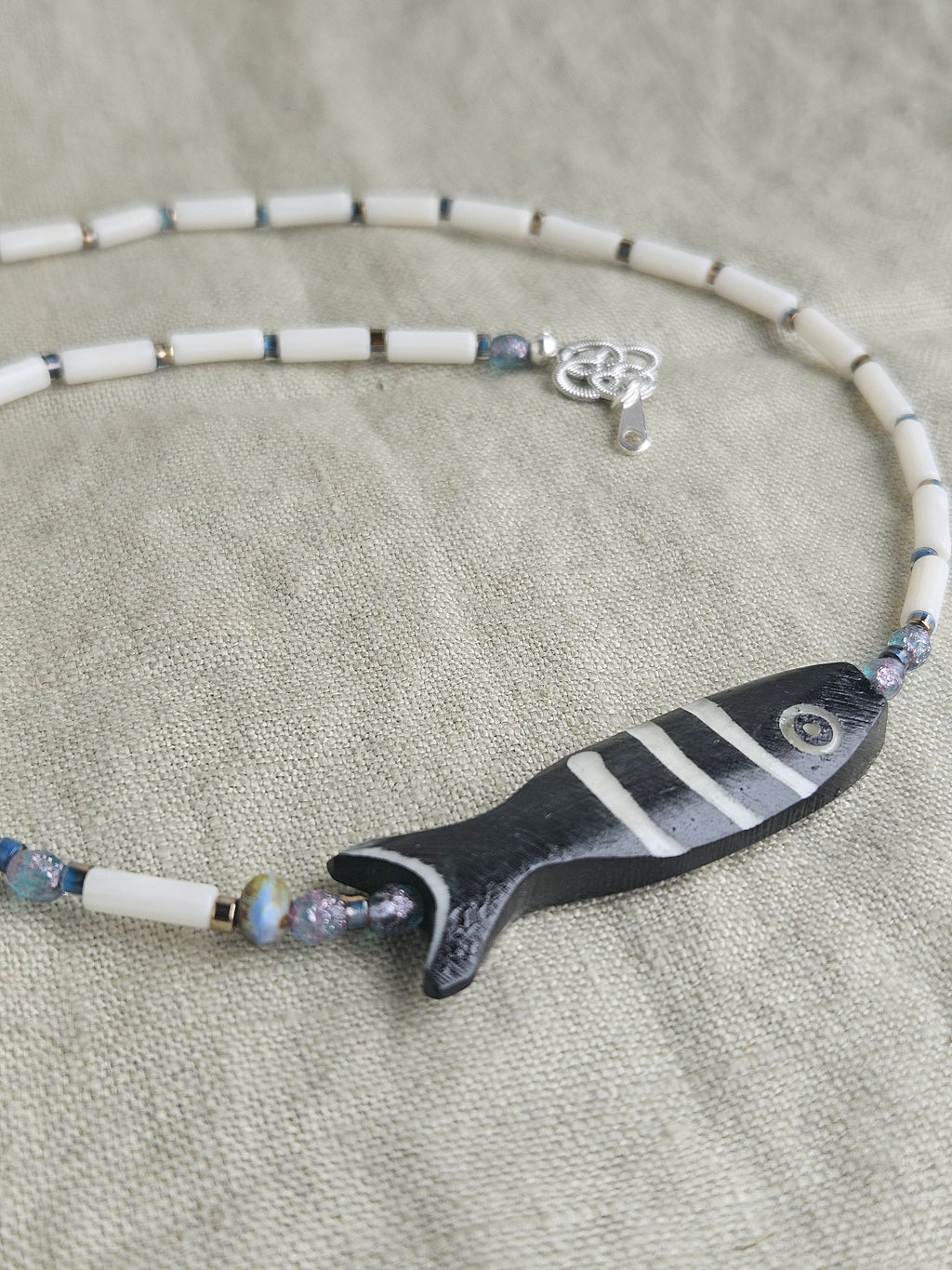 Coral alb si detaliu din os