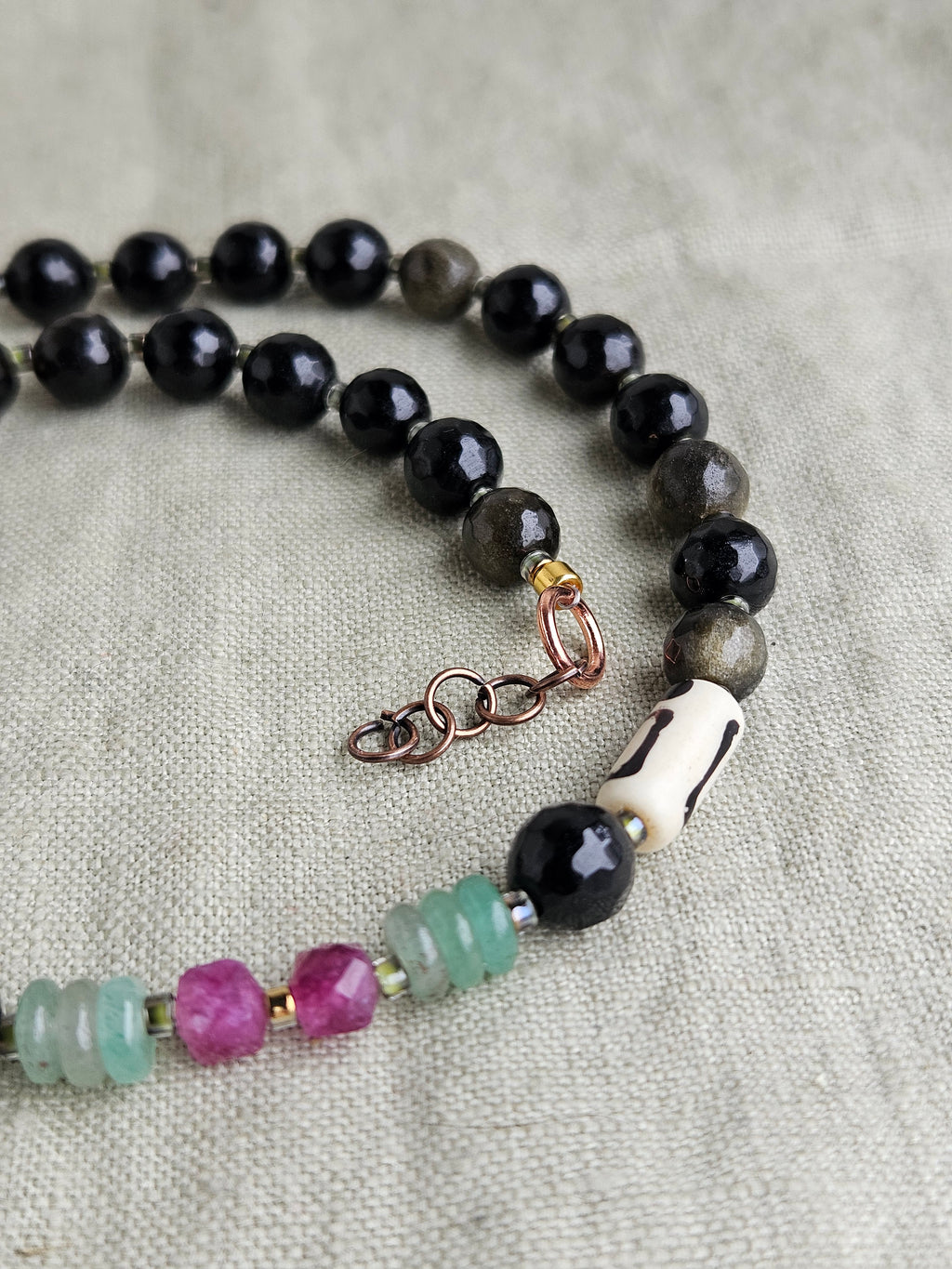 Obsidian, aventurin si detalii de os