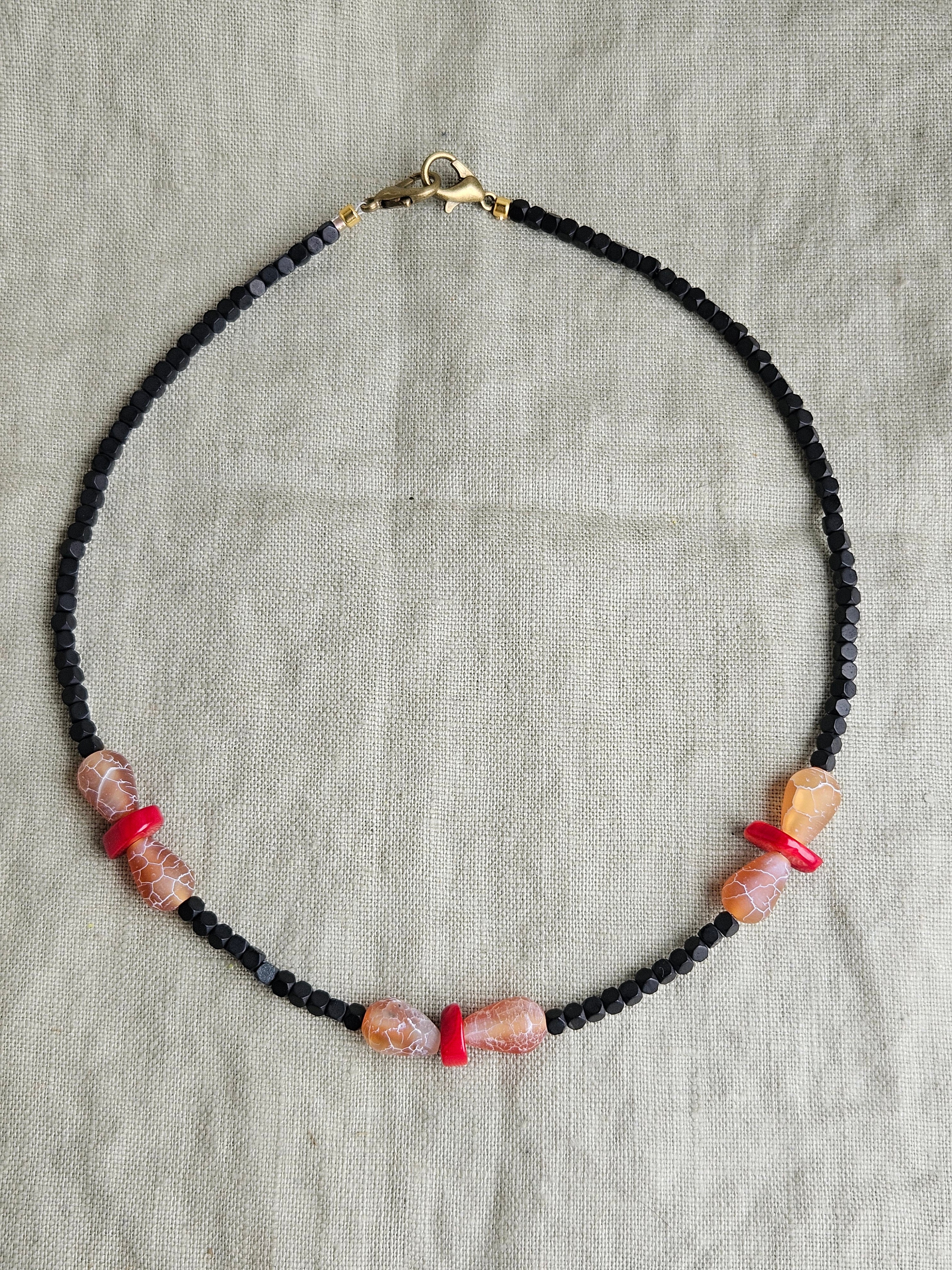 Agat cracked si hematite