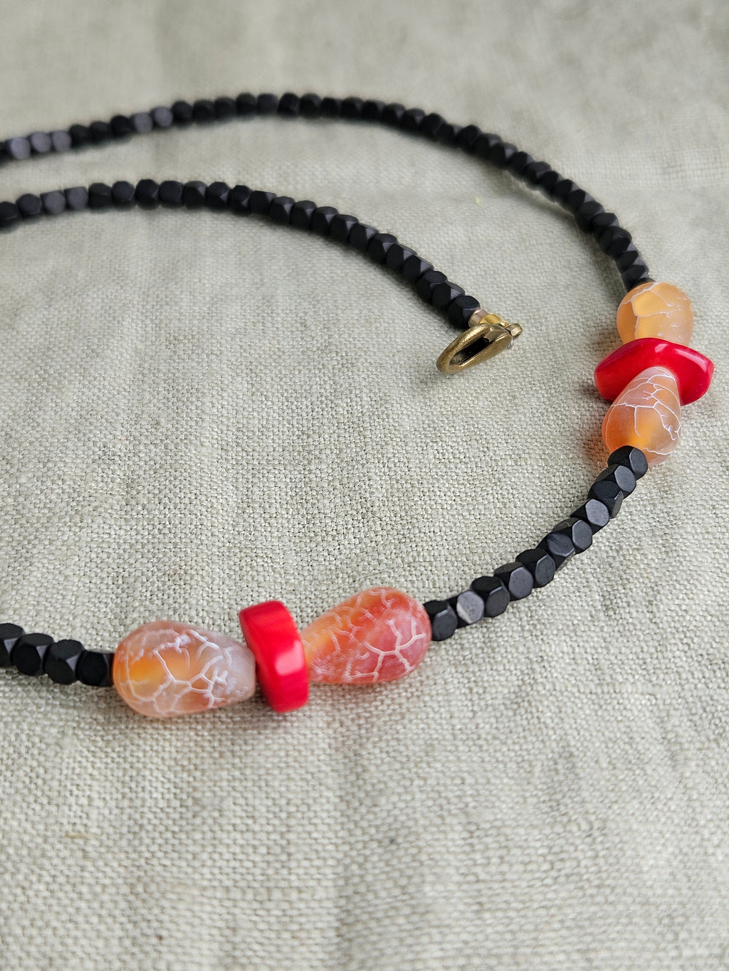 Agat cracked si hematite