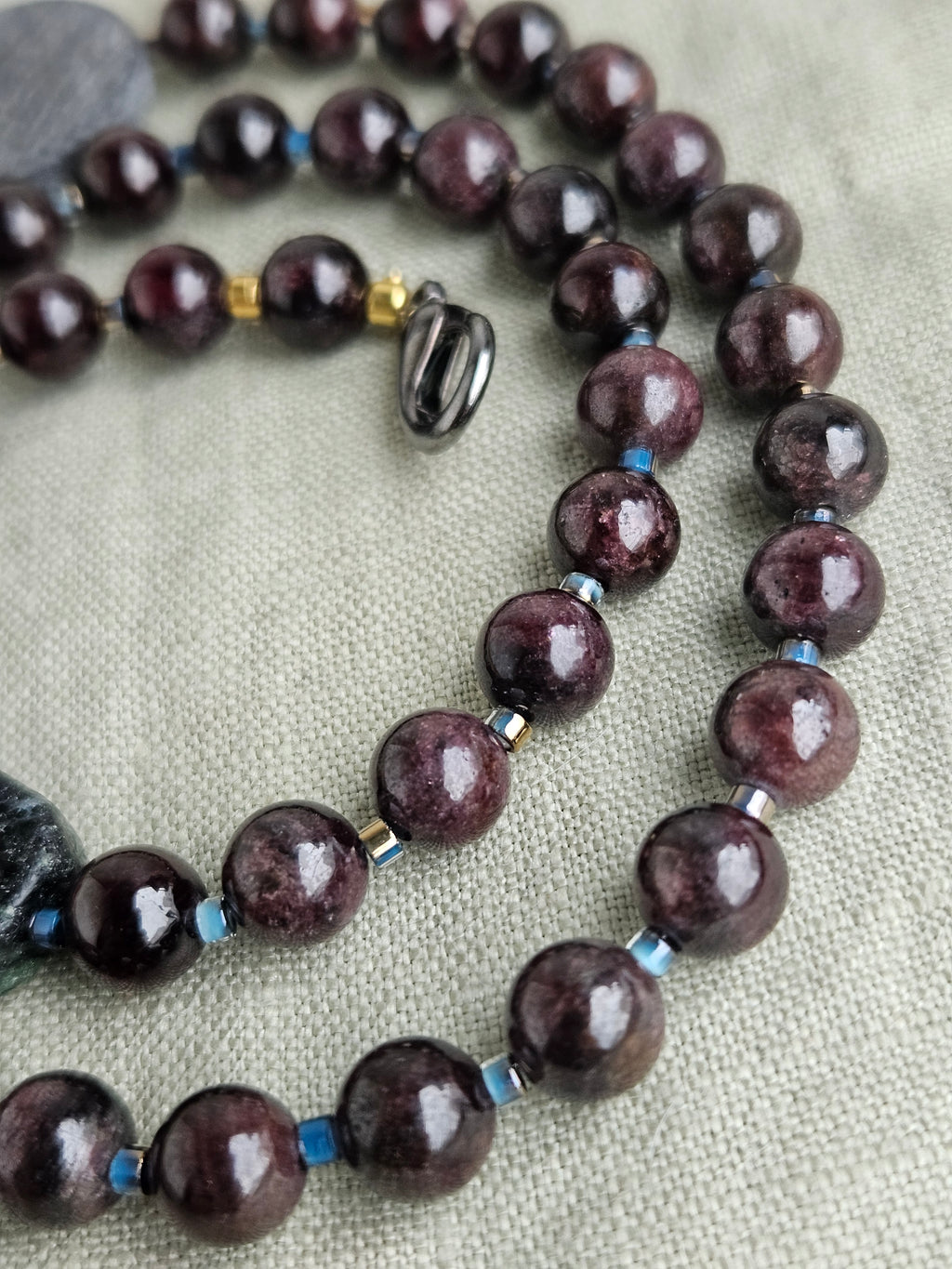 Granat cu detalii de coral si os