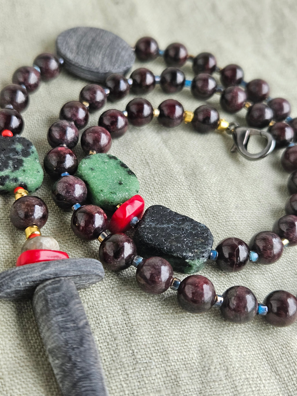 Granat cu detalii de coral si os