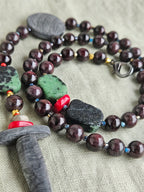 Granat cu detalii de coral si os