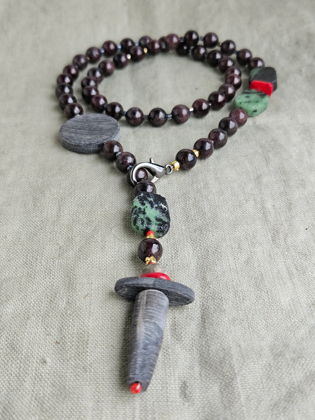 Granat cu detalii de coral si os