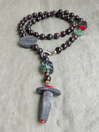 Granat cu detalii de coral si os