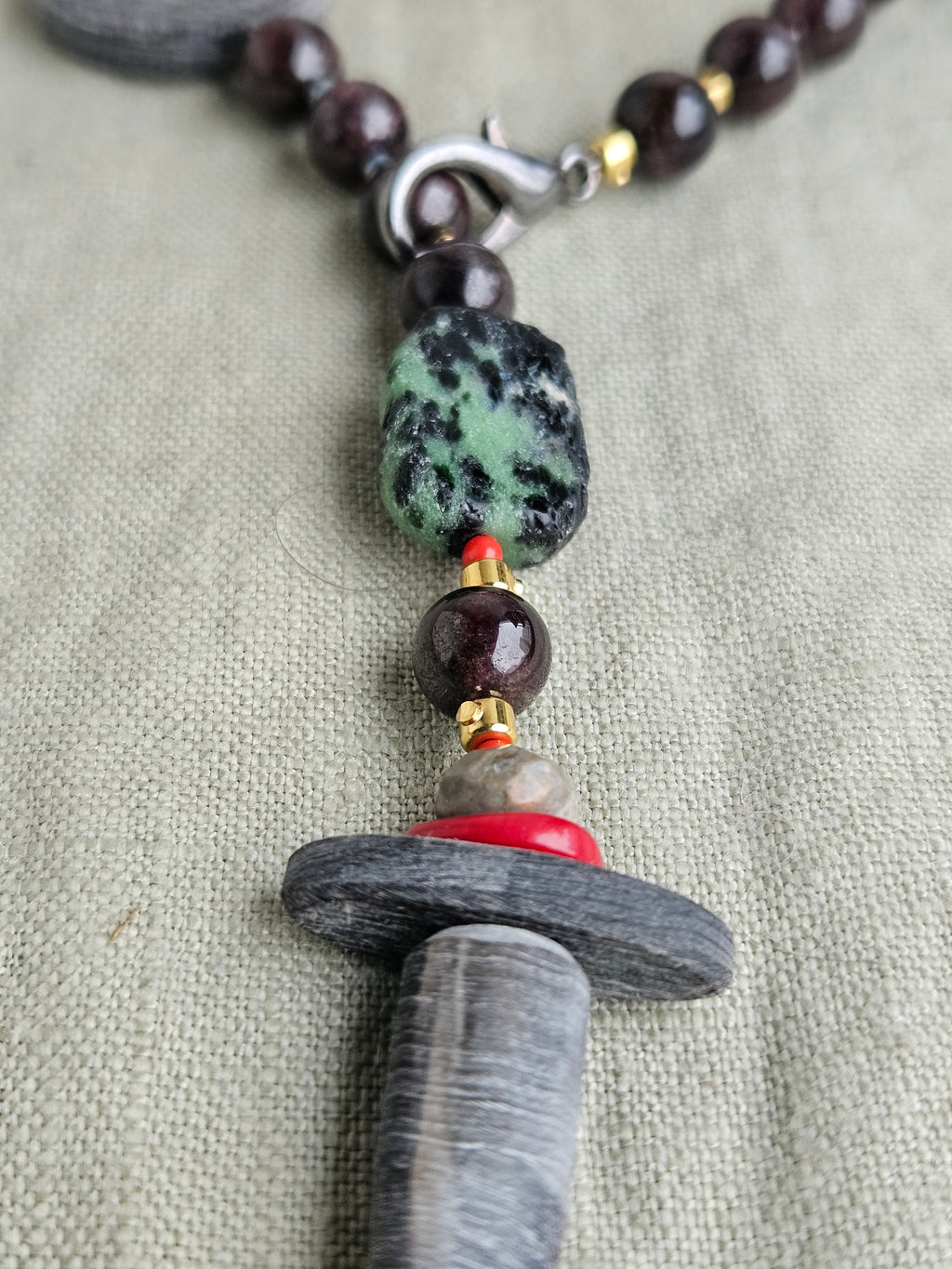 Granat cu detalii de coral si os