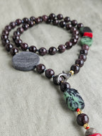 Granat cu detalii de coral si os