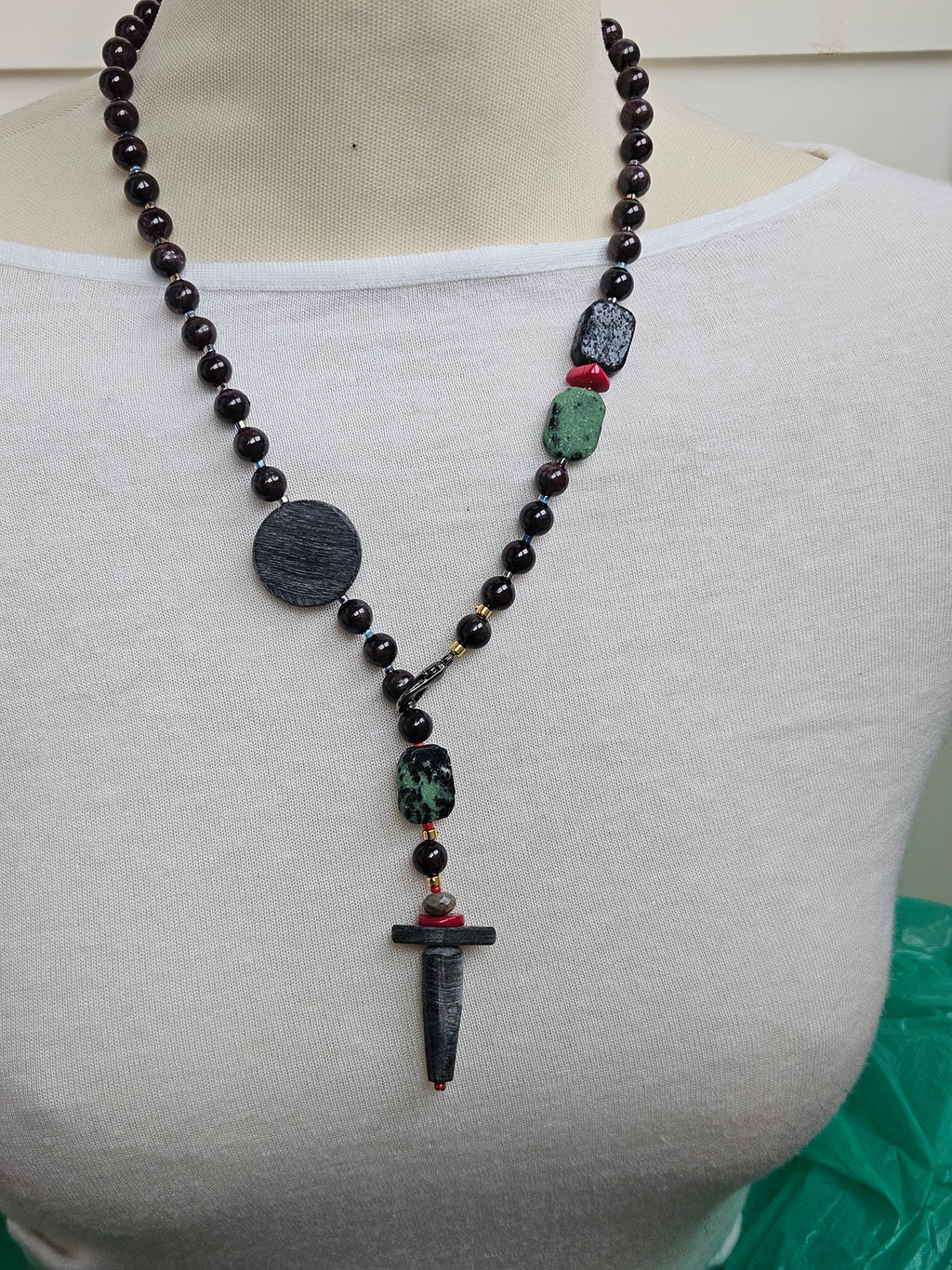 Granat cu detalii de coral si os