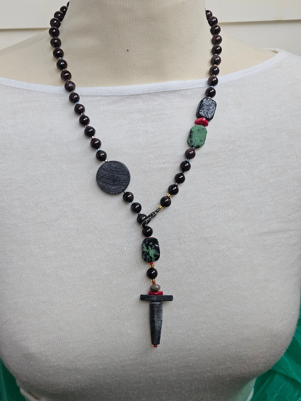 Granat cu detalii de coral si os