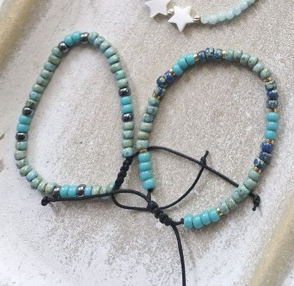 Adjustable bracelets on 0.8 string made of Miyuki Rocailles beads