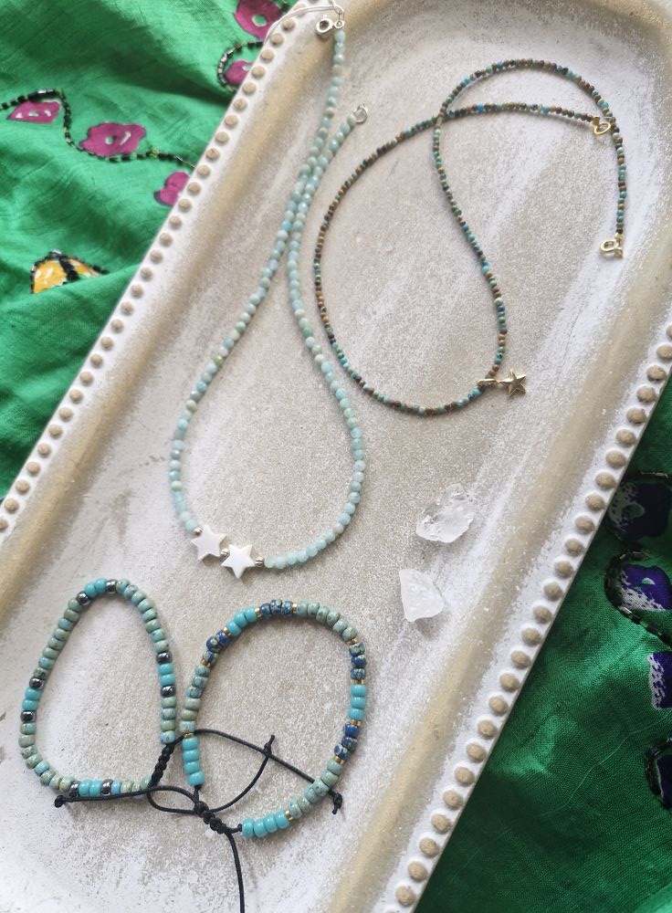 Adjustable bracelets on 0.8 string made of Miyuki Rocailles beads