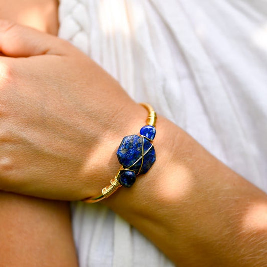 Bratara bangle cu Lapis Lazuli, placata cu aur, masura reglabila