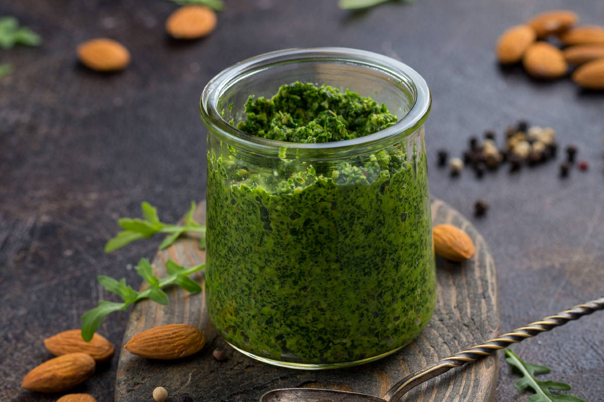 Pesto cu fenicul salbatic, nuci de pin si stafide