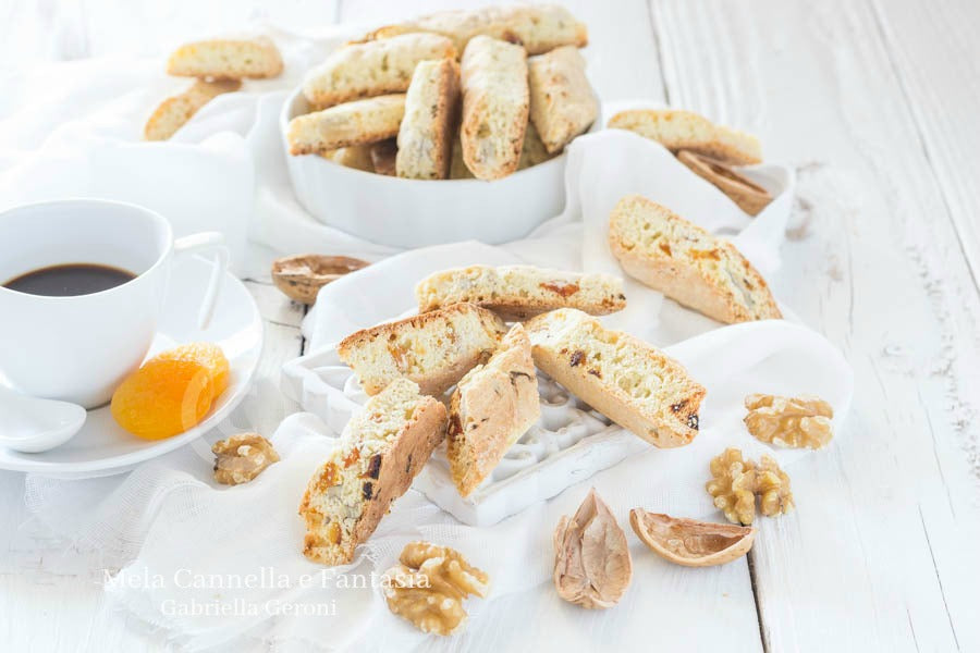 Cantucci - biscuiti crocanti cu nuci si caise, 180g